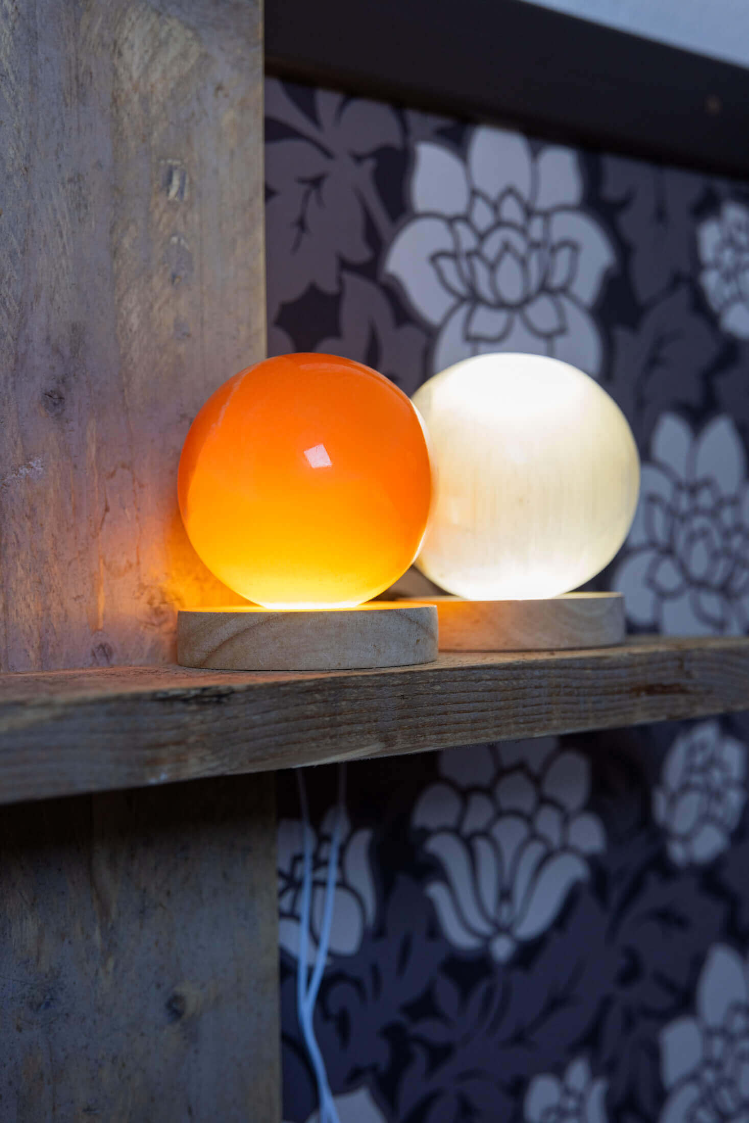 2 edelstenen bollen, celestien en oranje calciet