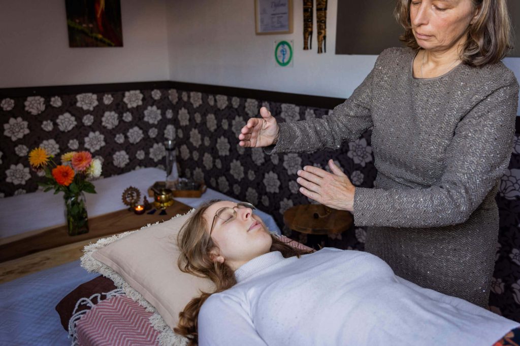 Hinke brengt met haar handen de energie van de client in balans. praktijk voor Healing Touch