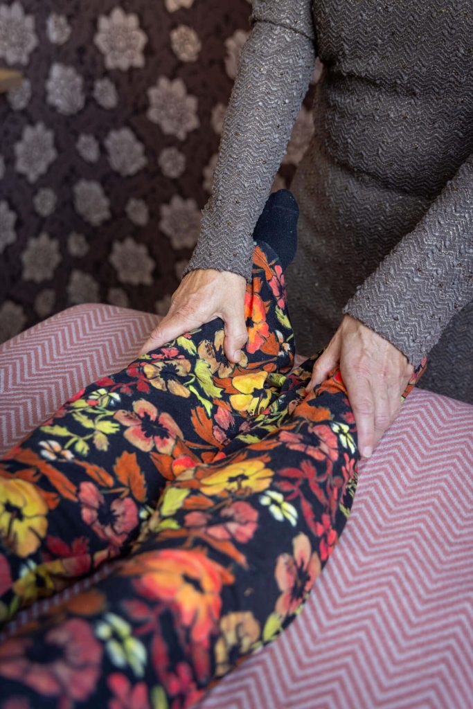 handen houden de voeten vast op de behandeltafel. praktijk voor healing touch