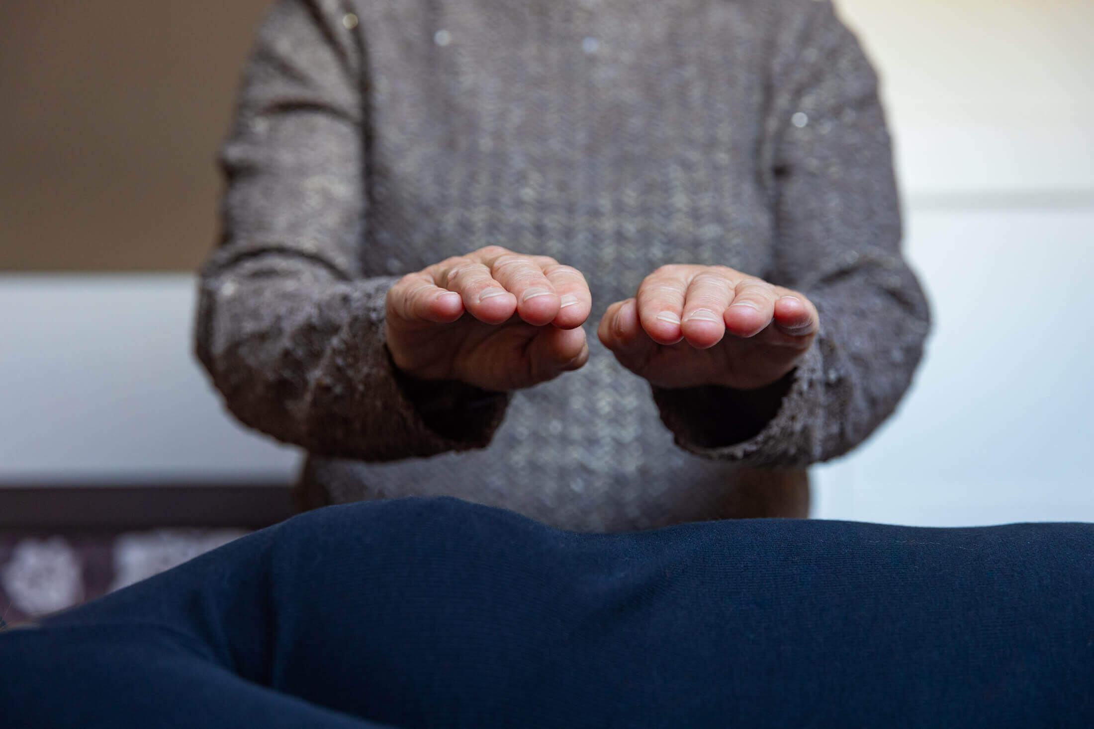 handen stil boven het hart en zonnevlecht van de cliënt