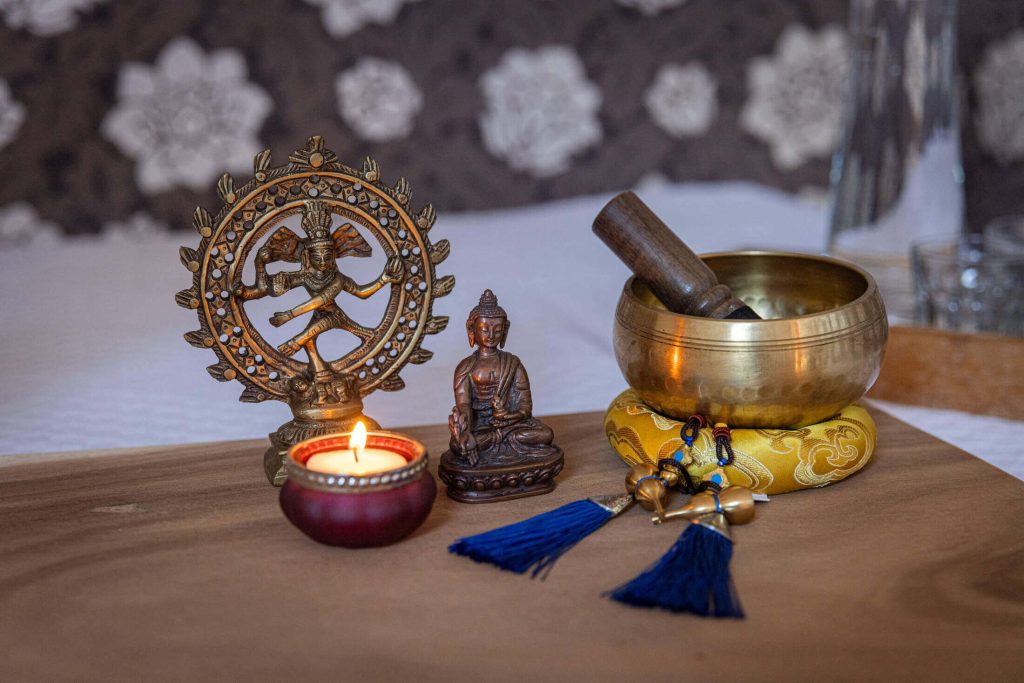 attributen in de praktijk voor healing touch. buddha beeldje, klankschaal, kaarsje